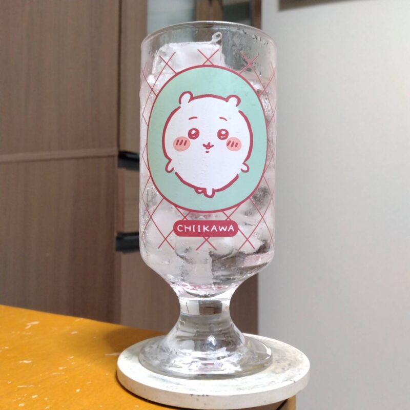 グラスに注いだイオントップバリュほろっとレモネードサワー
