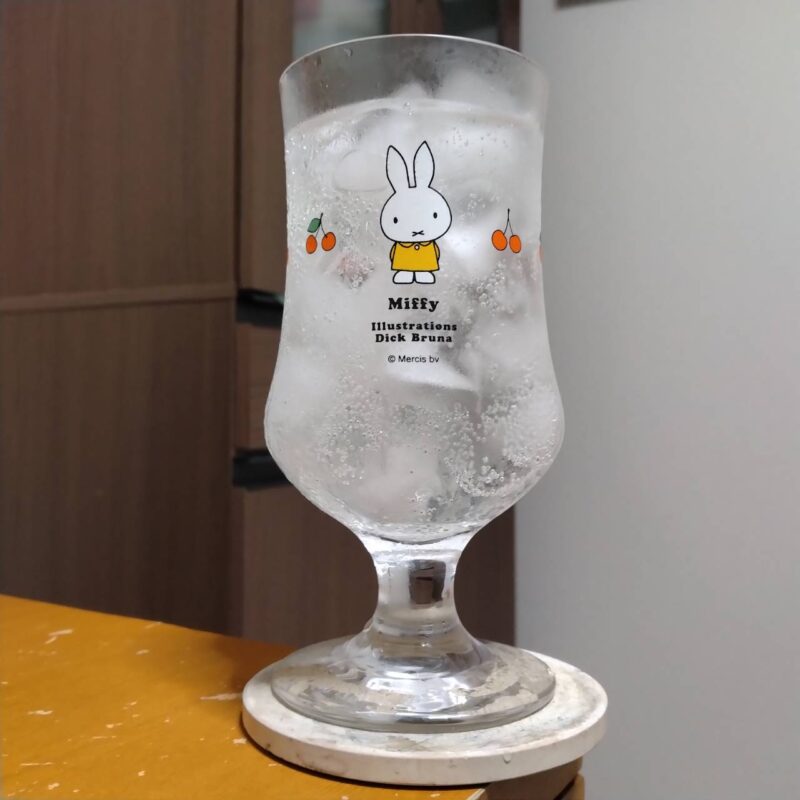 グラスに注いだアサヒビール未来のレモンサワー檸檬コーラサワー