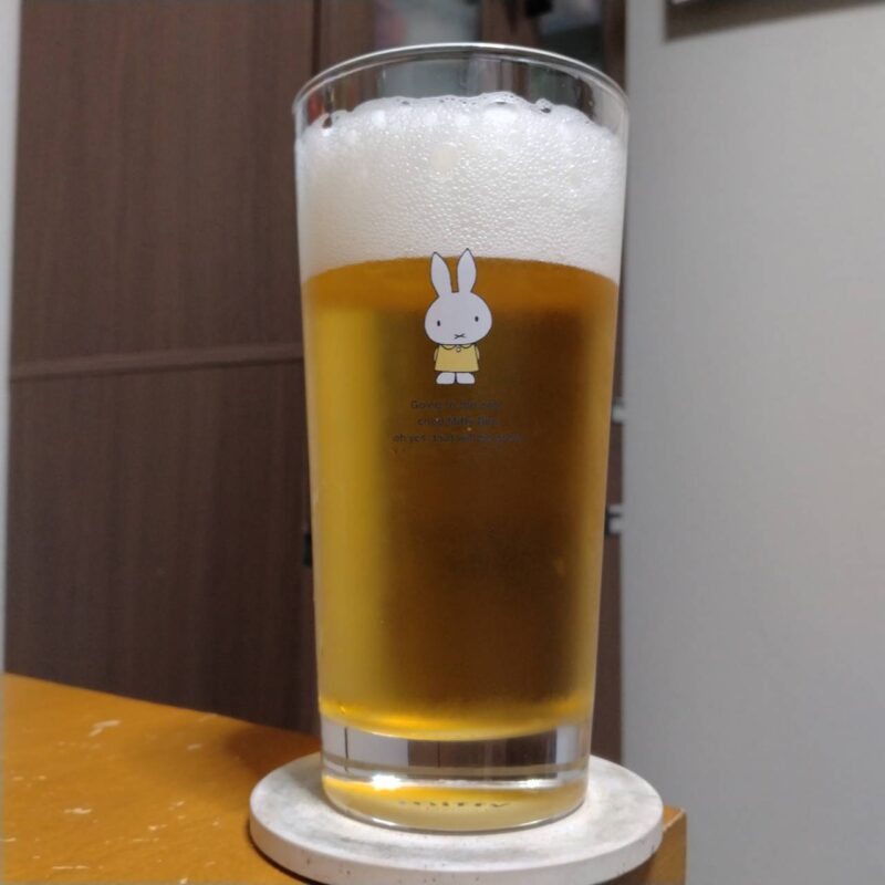 グラスに注いだエチゴビールシトラストラタリゾートラベラー