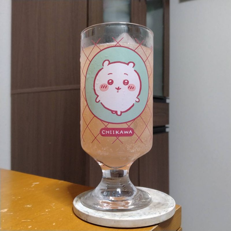 グラスに注いだキリン本搾り™チューハイピンクグレープフルーツ(その1)