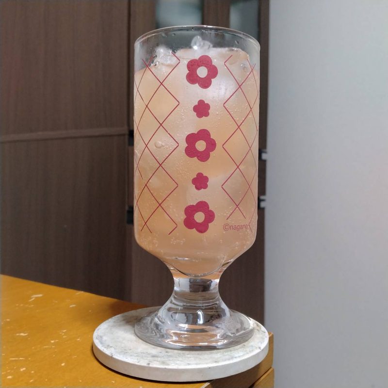 グラスに注いだキリン本搾り™チューハイピンクグレープフルーツ(その2)
