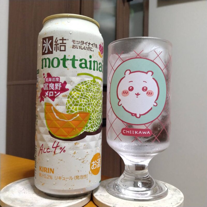 キリンセブン&アイグループ限定氷結®mottainai 富良野メロン(期間限定)とグラスに注いだキリンセブン&アイグループ限定氷結®mottainai 富良野メロン(期間限定)
