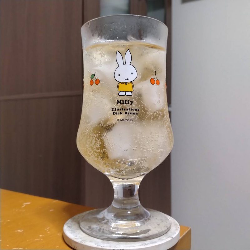 グラスに注いだキリン陸ハイボール350ml缶