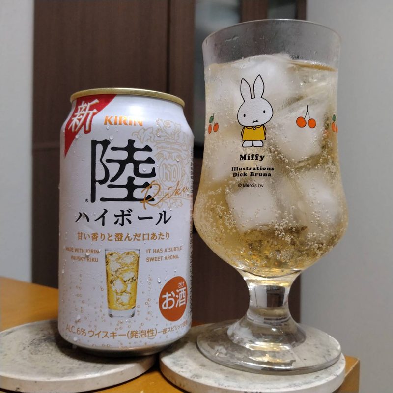 キリン陸ハイボール350ml缶とグラスに注いだキリン陸ハイボール350ml缶