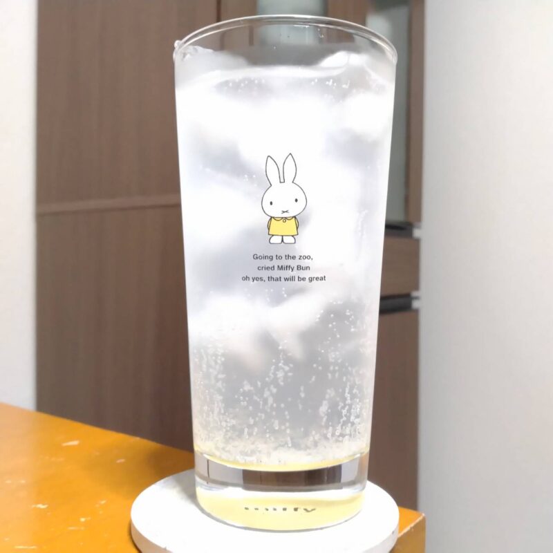 グラスに注いだサッポロ濃いめのレモンサワー