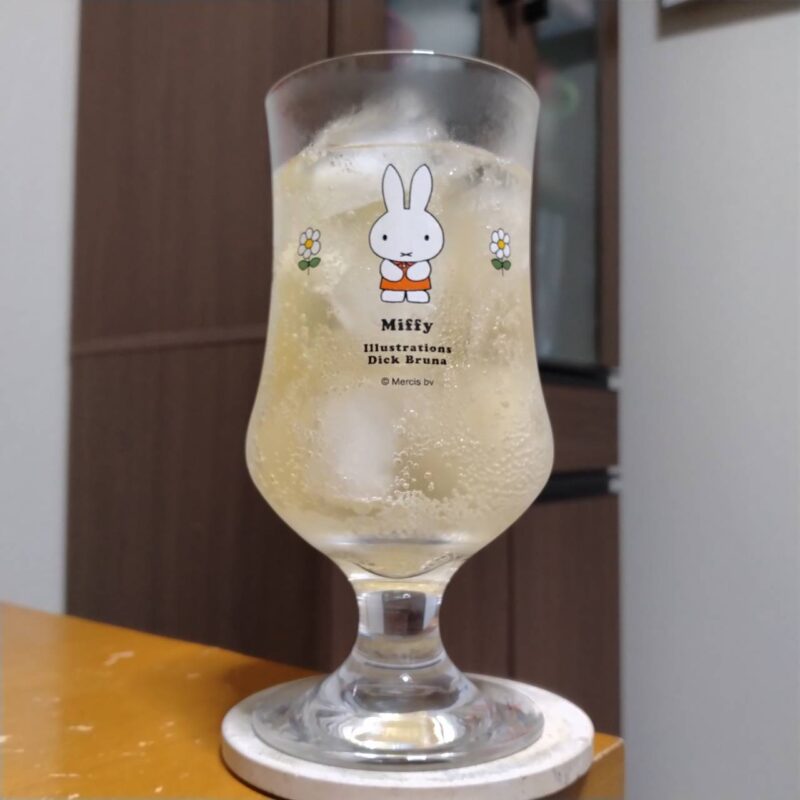 グラスに注いだサントリーほろよい〈トロピカルミックス〉