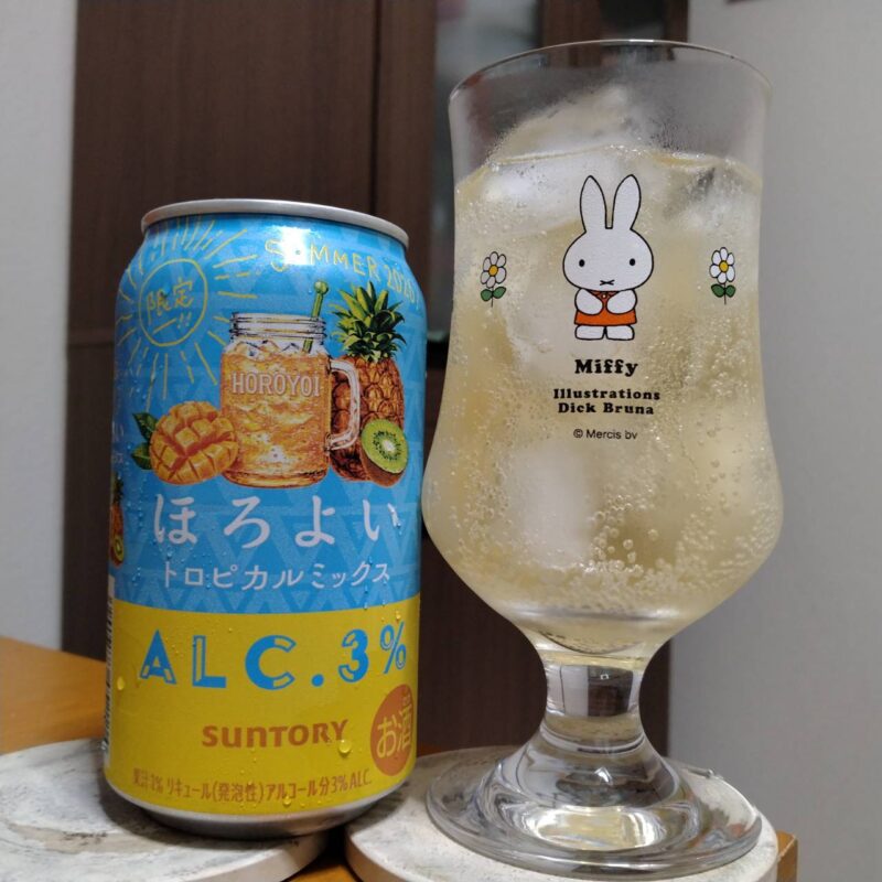 サントリーほろよい〈トロピカルミックス〉とグラスに注いだサントリーほろよい〈トロピカルミックス〉