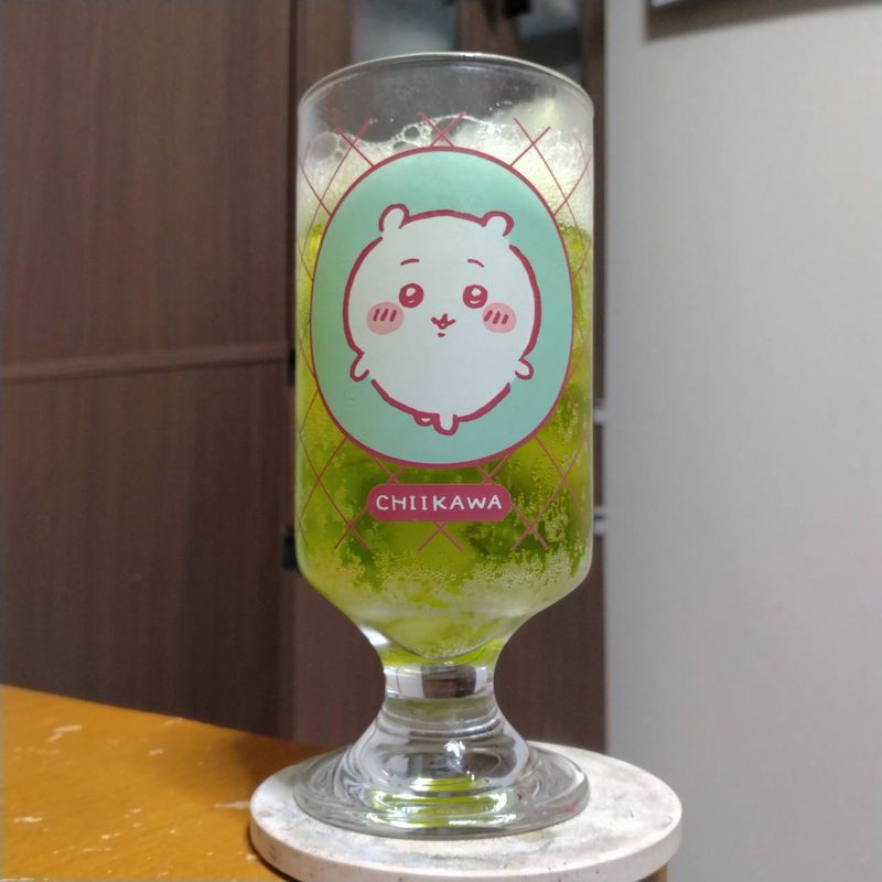 グラスに注いだサントリージムビーム〈メロンソーダ〉缶 (その1)