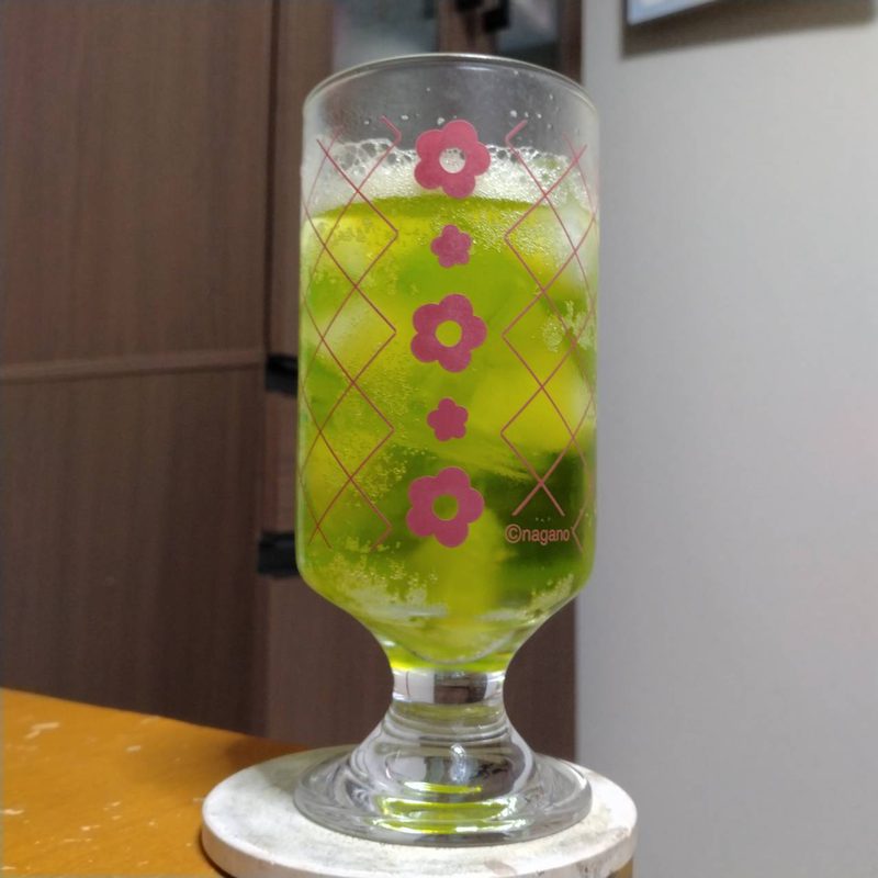 グラスに注いだサントリージムビーム〈メロンソーダ〉缶 (その2)