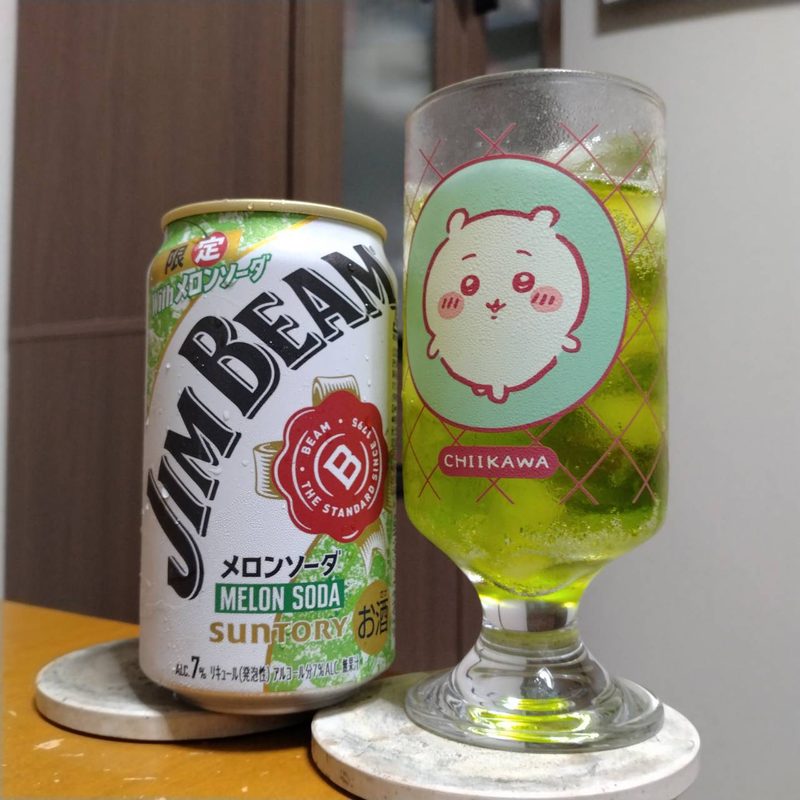 サントリージムビーム〈メロンソーダ〉缶とグラスに注いだサントリージムビーム〈メロンソーダ〉缶
