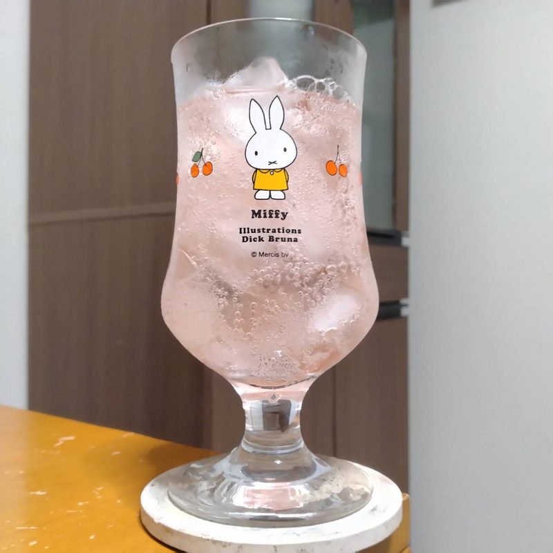 グラスに注いだサントリーくだものトリス缶〈ぶどうハイボール〉