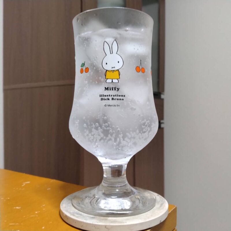 グラスに注いだサントリー夏のパインチューハイ
