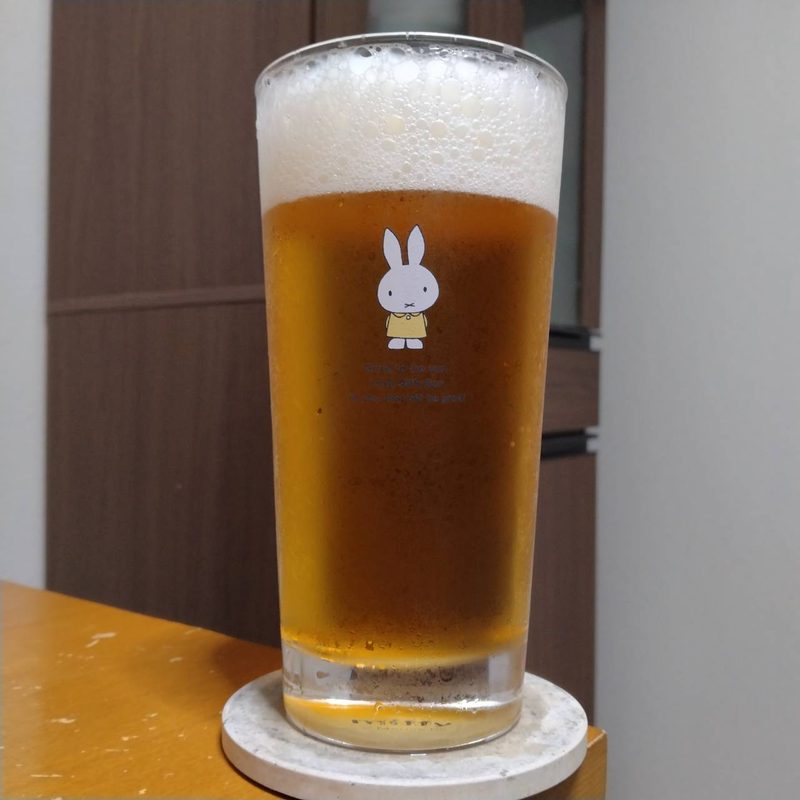 グラスに注いだアサヒ生ビール秋のまろやか
