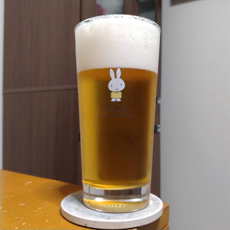 グラスに注いだアサヒ生ビール