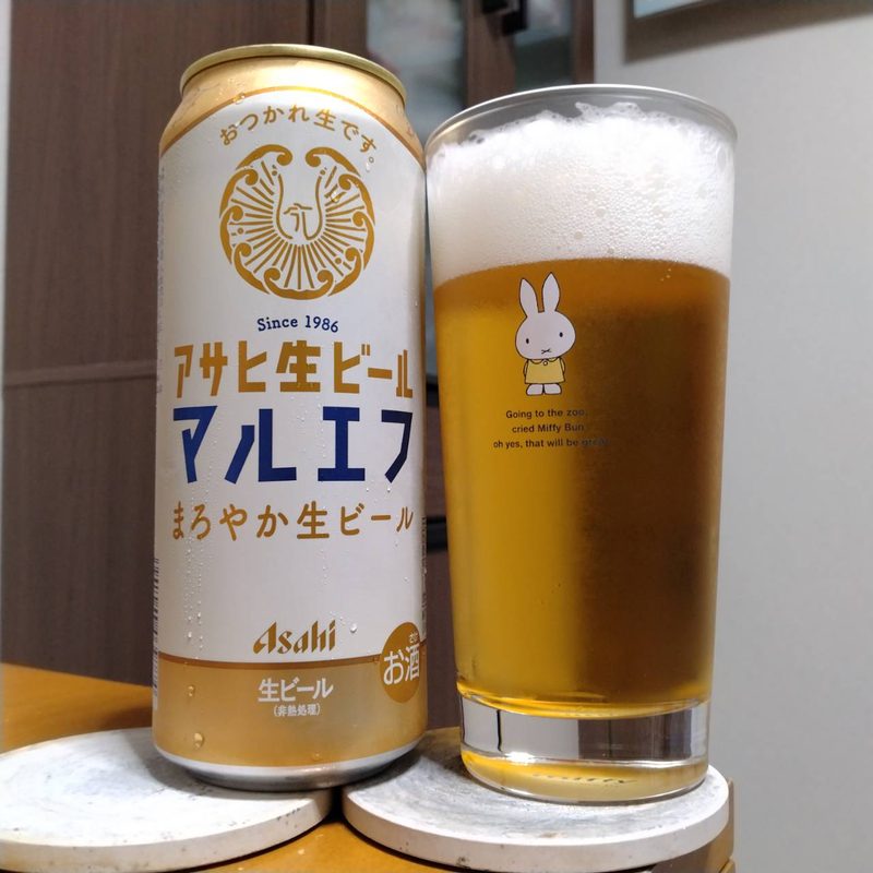 アサヒ生ビールとグラスに注いだアサヒ生ビール