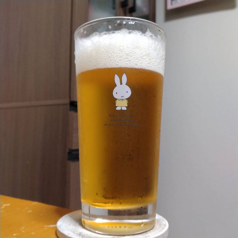 グラスに注いだアサヒオリオン75BEERアイランドセッションIPA