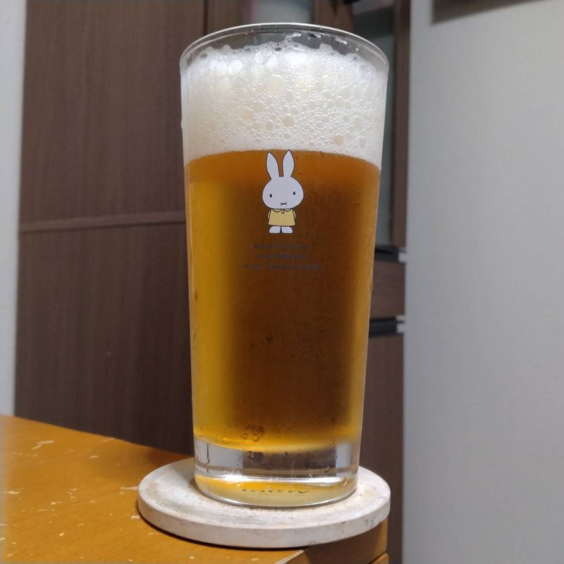 アサヒオリオン75BEER真夏のラガーとグラスに注いだアサヒオリオン75BEER真夏のラガー