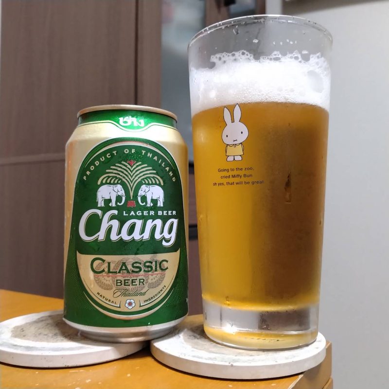 チャーンビールクラシックとグラスに注いだチャーンビールクラシック