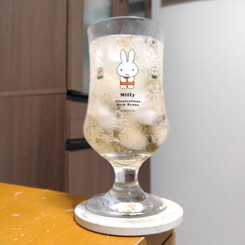 グラスに注いだ合同酒精ファミリーマート限定スコッチウイスキーハイボール