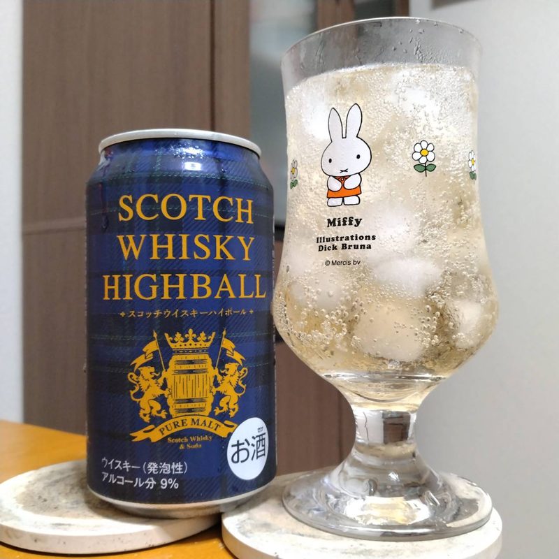 合同酒精ファミリーマート限定スコッチウイスキーハイボールとグラスに注いだ合同酒精ファミリーマート限定スコッチウイスキーハイボール
