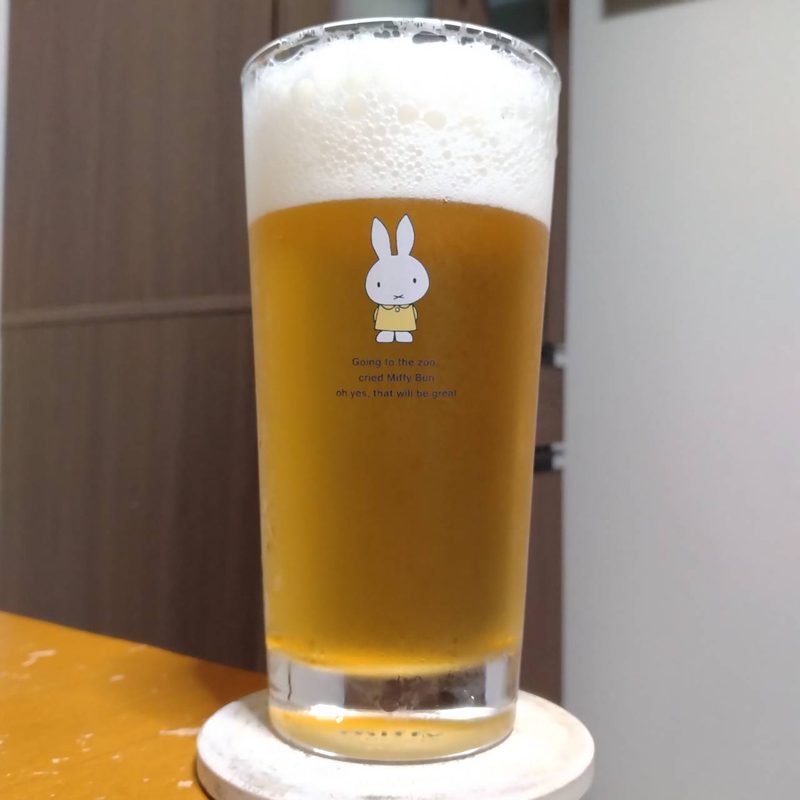 グラスに注いだ伊勢角屋麦酒ホッピーライスラガー