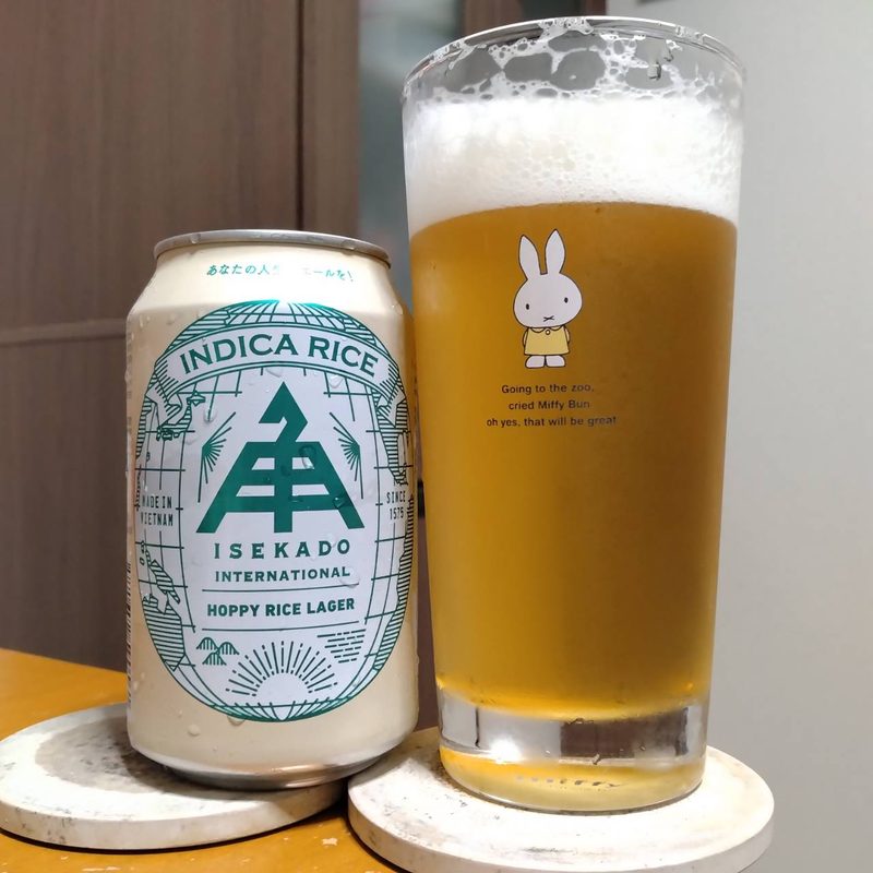 伊勢角屋麦酒ホッピーライスラガーとグラスに注いだ伊勢角屋麦酒ホッピーライスラガー