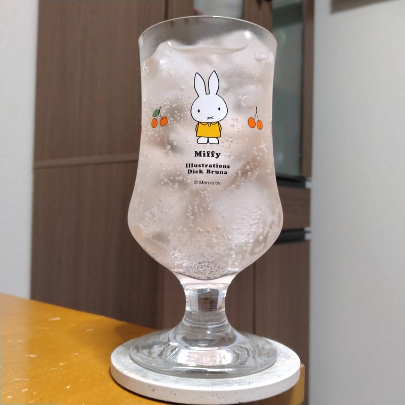 グラスに注いだキリン氷結® ロゼスパークリング(販売終了品)
