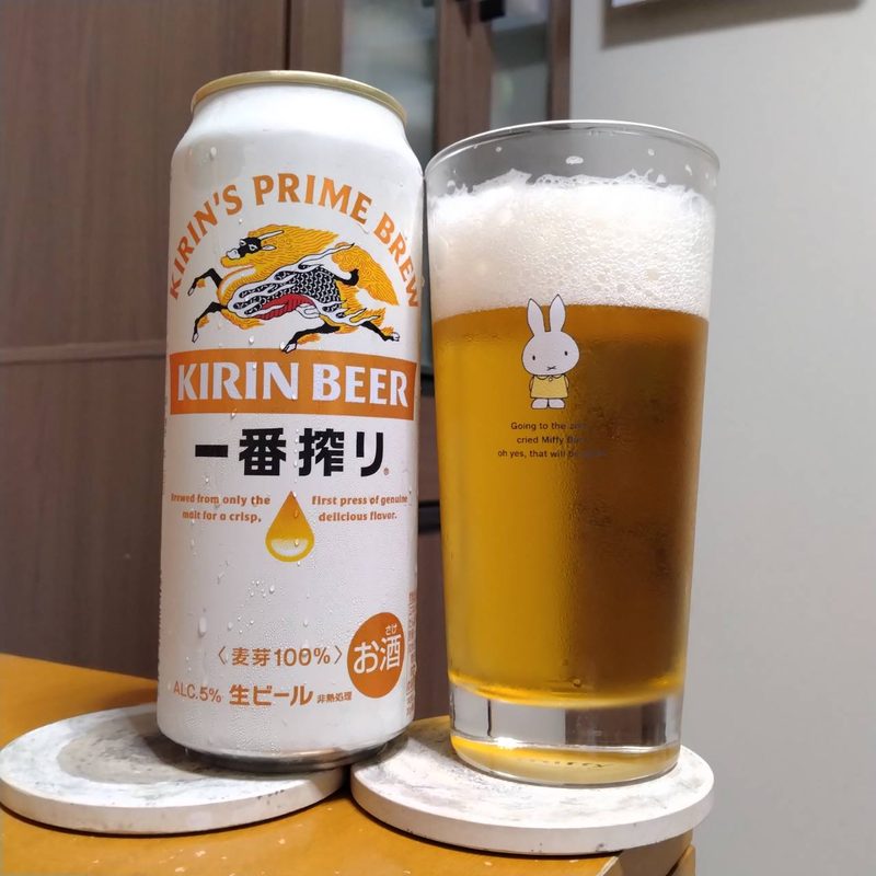 キリン一番搾り生ビールとグラスに注いだキリン一番搾り生ビール