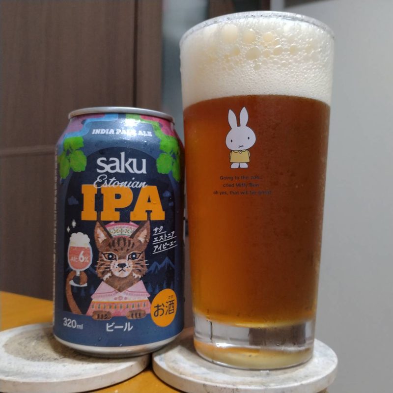業務スーパーSAKU ESTONIAN IPAとグラスに注いだ業務スーパーSAKU ESTONIAN IPA