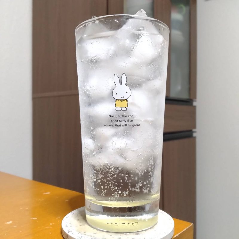 サッポロサワー氷彩1984薫るオレンジ仕立て(※生産終了品)とグラスに注いだサッポロサワー氷彩1984薫るオレンジ仕立て(※生産終了品)