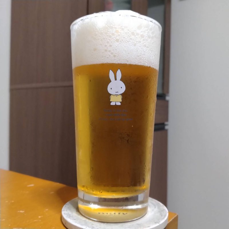 グラスに注いだサッポロラガービール(瓶)