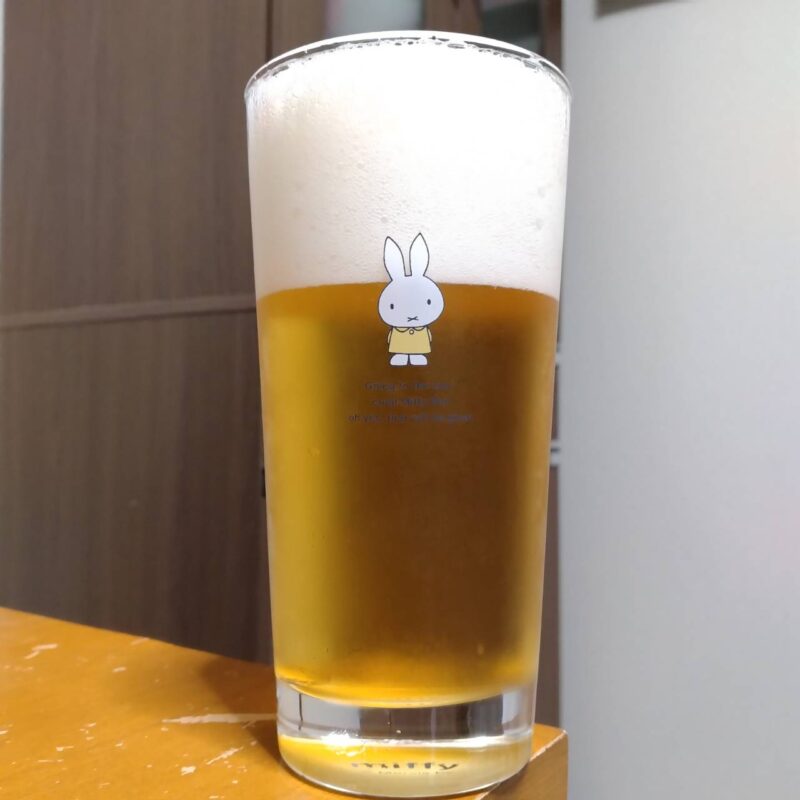 グラスに注いだサッポロ生ビール黒ラベル「山本由伸」デザイン缶