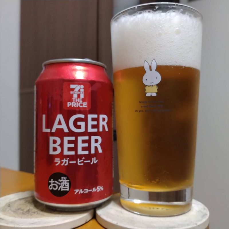 セブンプレミアムラガービールとグラスに注いだセブンプレミアムラガービール