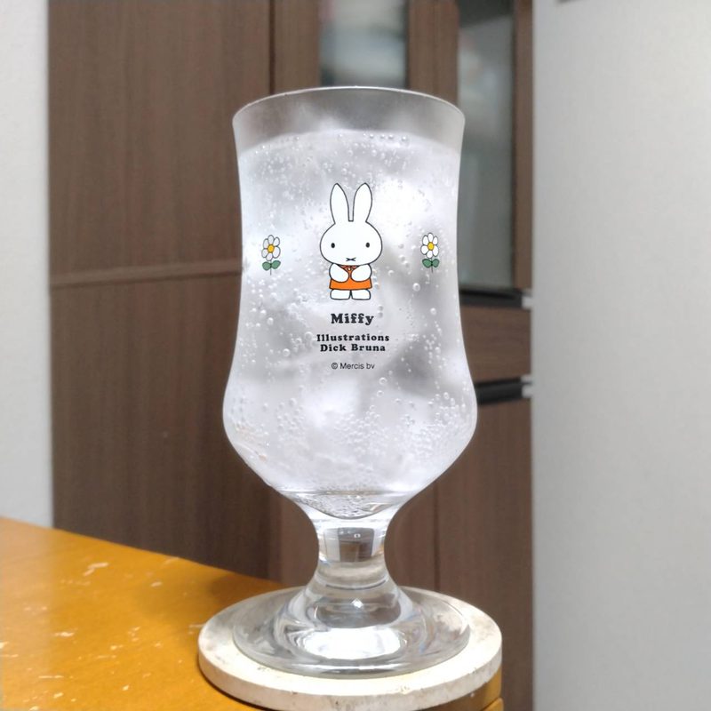 グラスに注いだサントリー-196無糖〈桃スパークリング〉ALC.7%
