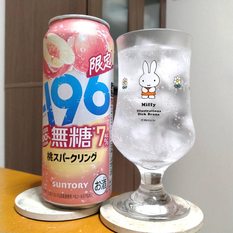 サントリー-196無糖〈桃スパークリング〉ALC.7% とグラスに注いだサントリー-196無糖〈桃スパークリング〉ALC.7%