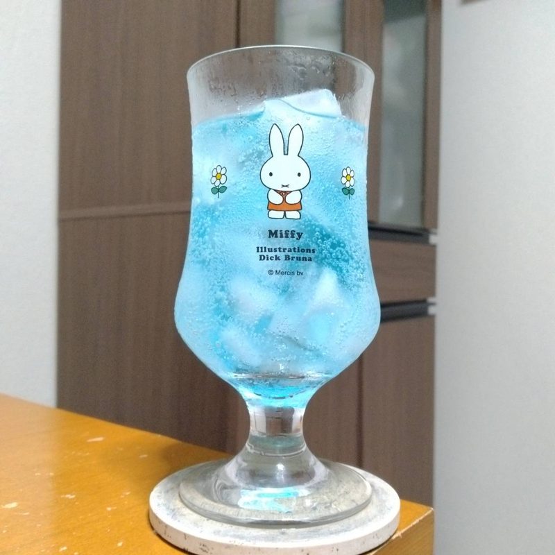 グラスに注いだサントリーほろよい〈ブルーハワイサワー〉(※生産終了品)