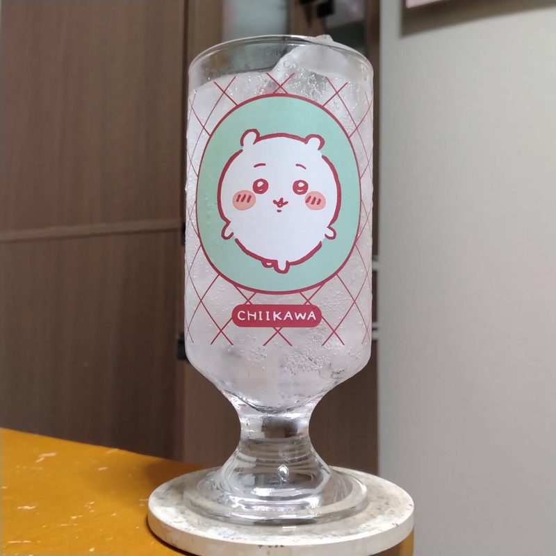 グラスに注いだサントリーほろよい〈ひんやりみかん〉その1