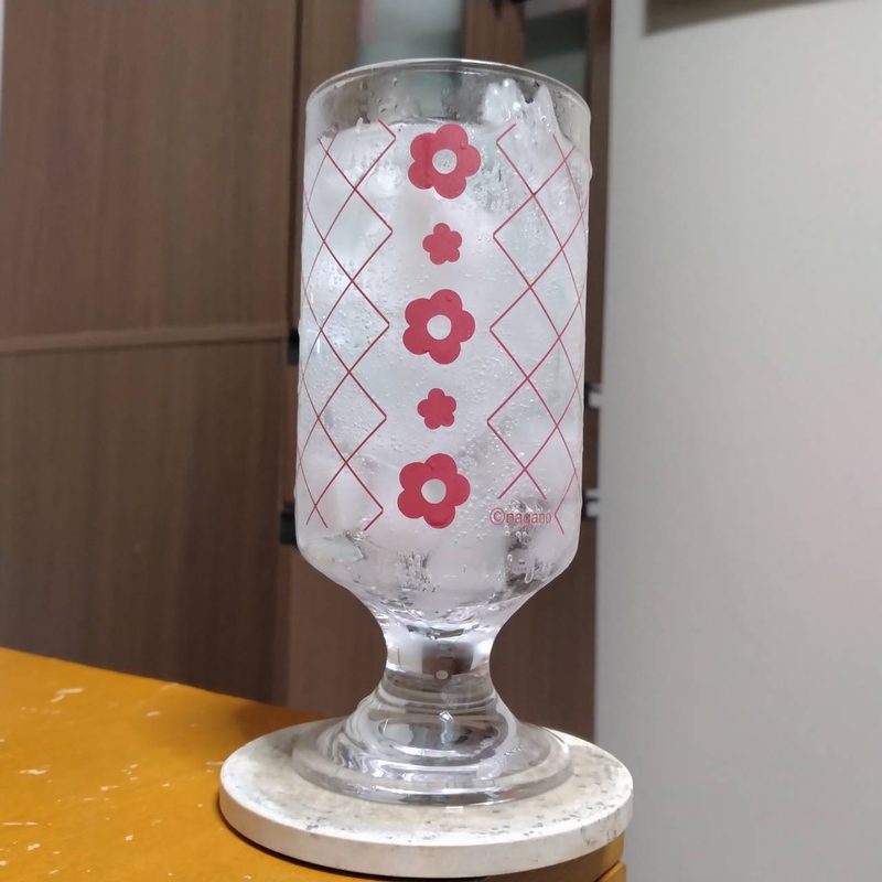 グラスに注いだサントリーほろよい〈ひんやりみかん〉その2