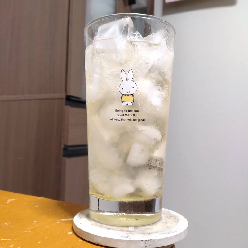 グラスに注いだサントリージムビーム〈ジンジャエール〉