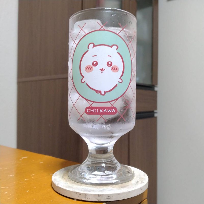 グラスに注いだサントリーこだわり酒場のレモンサワー〈レモキンサワー〉その1