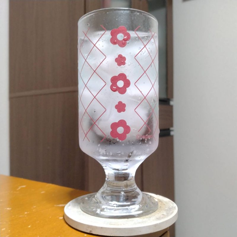 グラスに注いだサントリーこだわり酒場のレモンサワー〈レモキンサワー〉その2