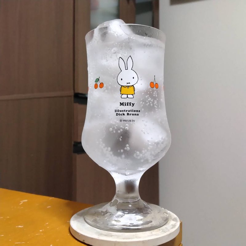 グラスに注いだサントリーこだわり酒場のタコハイ〈ラムネ割り〉