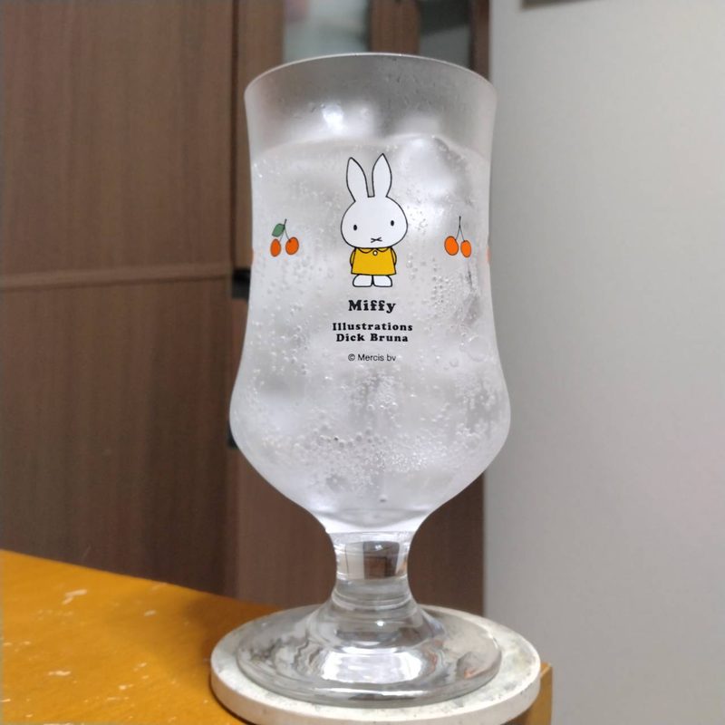 グラスに注いだサントリーこだわり酒場のタコハイ