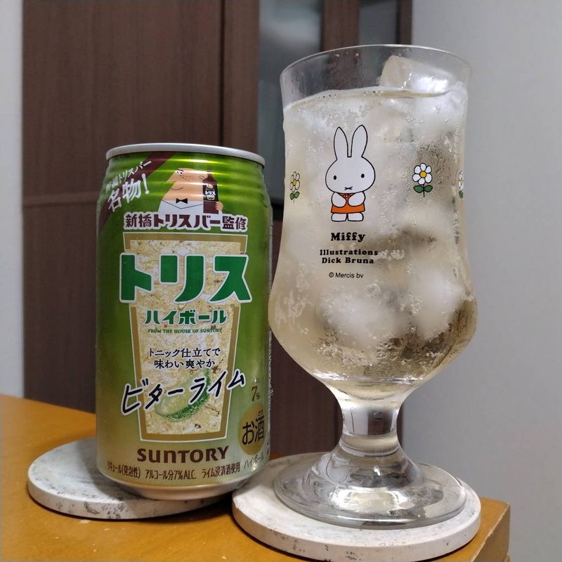 サントリートリスハイボール缶〈新橋トリスバー監修ビターライム〉(※生産終了品)とグラスに注いだサントリートリスハイボール缶〈新橋トリスバー監修ビターライム〉(※生産終了品)