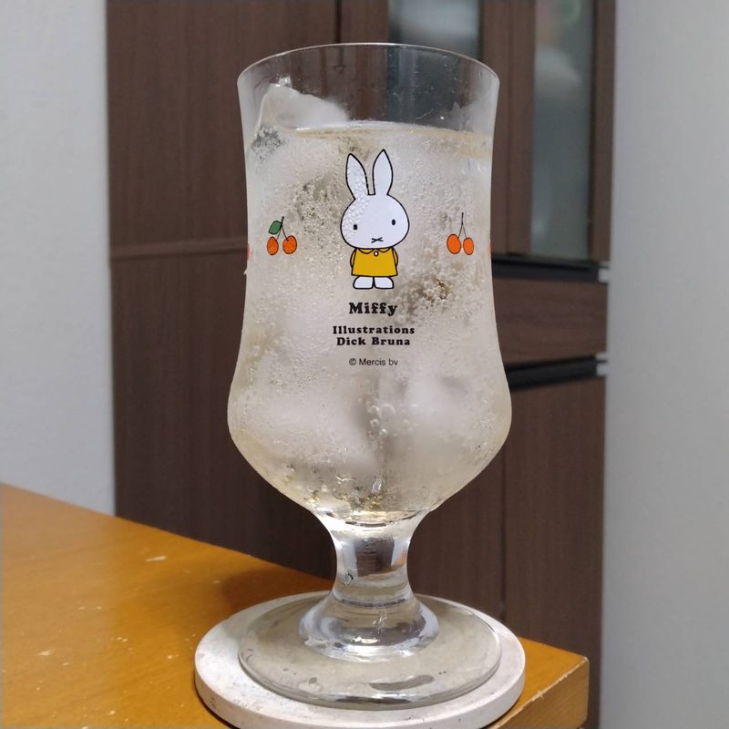 グラスに注いだサントリーローソン限定トリスハイボール夜風のトニック(販売終了品)