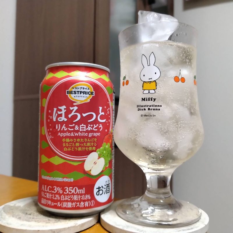 イオントップバリュほろっとりんご&白ぶどうとグラスに注いだイオントップバリュほろっとりんご&白ぶどう