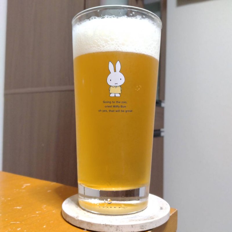 グラスに注いだ伊勢角屋麦酒FC TOKYO PALE ALE