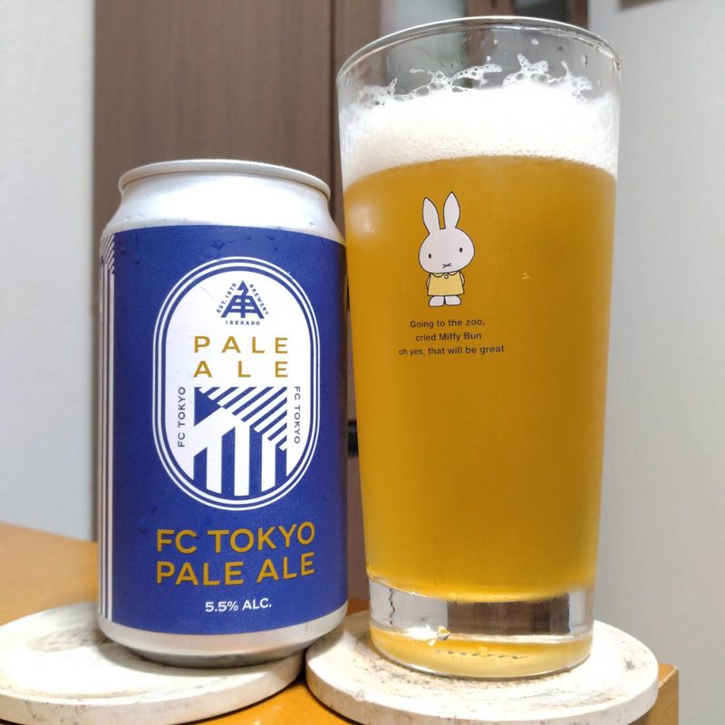 伊勢角屋麦酒FC TOKYO PALE ALEとグラスに注いだ伊勢角屋麦酒FC TOKYO PALE ALE