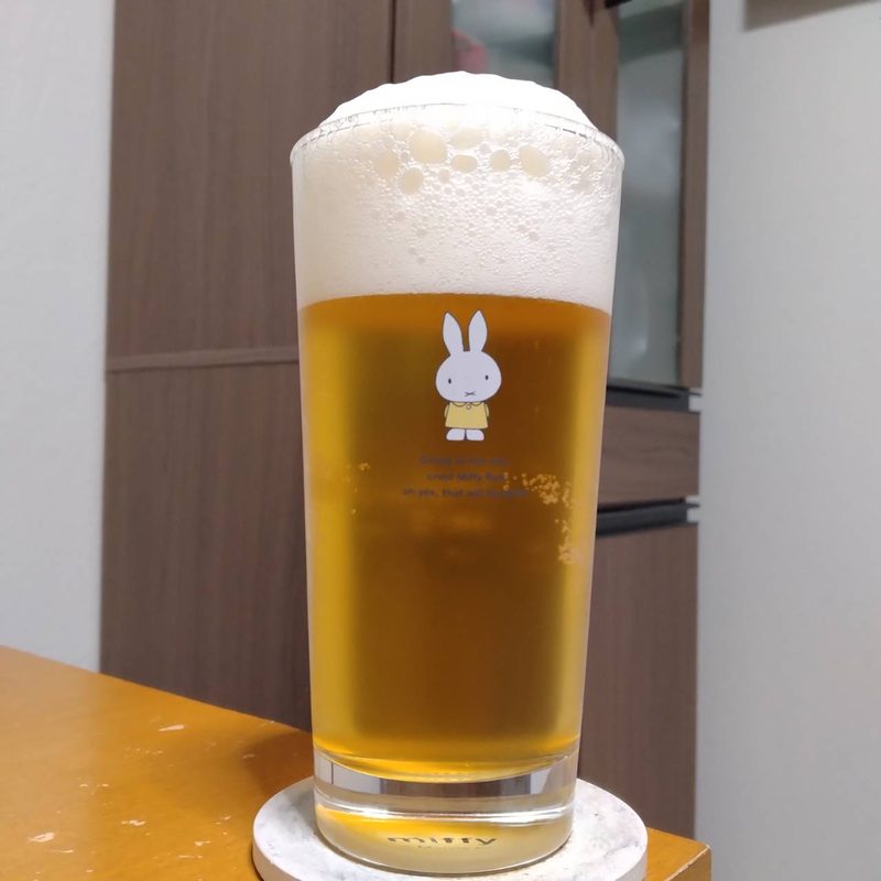 グラスに注いだホランディア・プレミアム・ビール