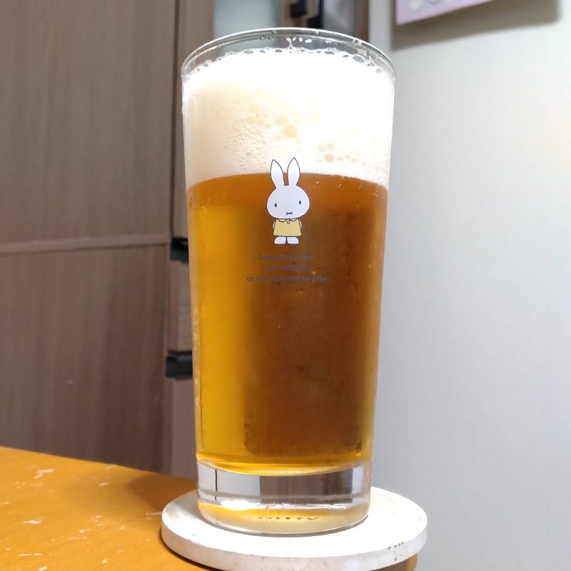 グラスに注いだサッポロヱビスクリエイティブブリュー麦紡ぐ（むぎつむぐ）